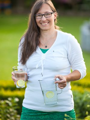 Sabine Hoffmann, PTA,
Baubiologin IBN,
Trinkwasser-Probenehmerin  gemäß TrinkwV.,
TÜV-geprüfte Schadstoff-Gutachterin,
Fachberaterin für Gesundheit und Prävention