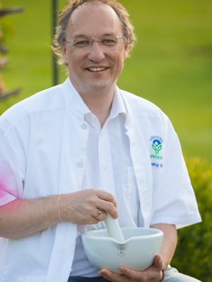 Dr. Franz Willer,
Apothekeninhaber, Apotheker, Fachapotheker für Allgemeinpharmazie, Prävention und Gesundheitsförderung, Ernährungsberatung, Homöopathie und Naturheilverfahren,Geriatrische Pharmazie
